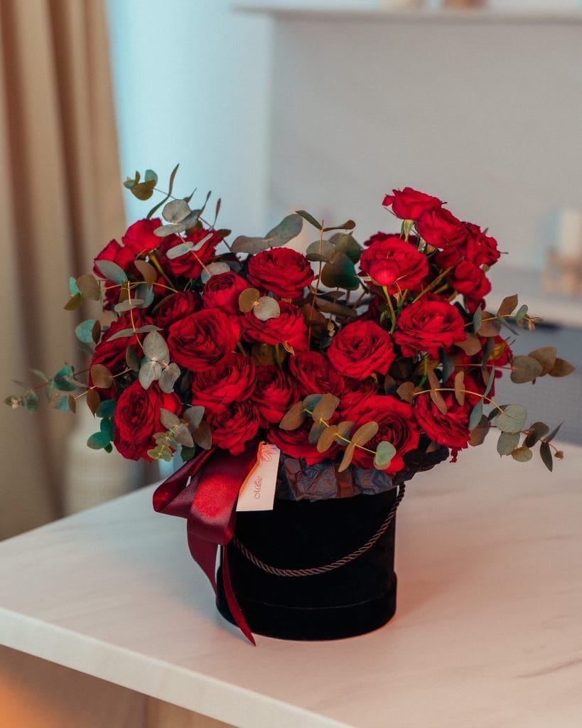 FlowerBox z czerwonymi różami i eukaliptusem — eleganckie kwiaty w pudełku, Kwiaciarnia Miłość Warszawa