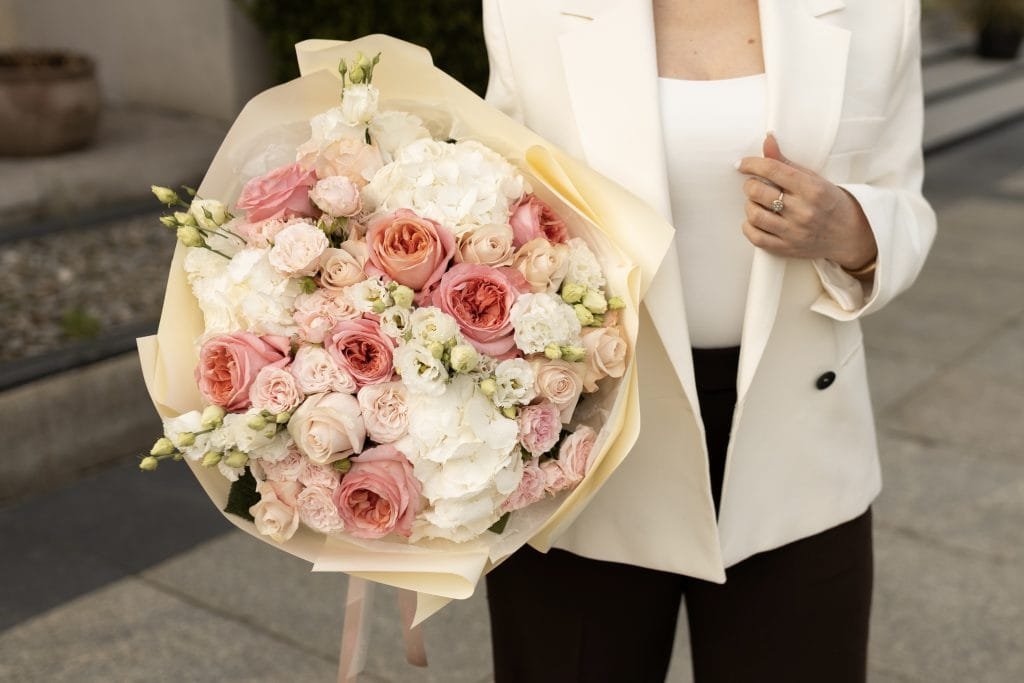 Kwiaciarnia Miłość bouquet and storefront atmosphere