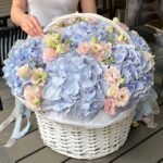Kosz kwiatowy Bleu au Jardin — Kwiaciarnia Miłość Warszawa
