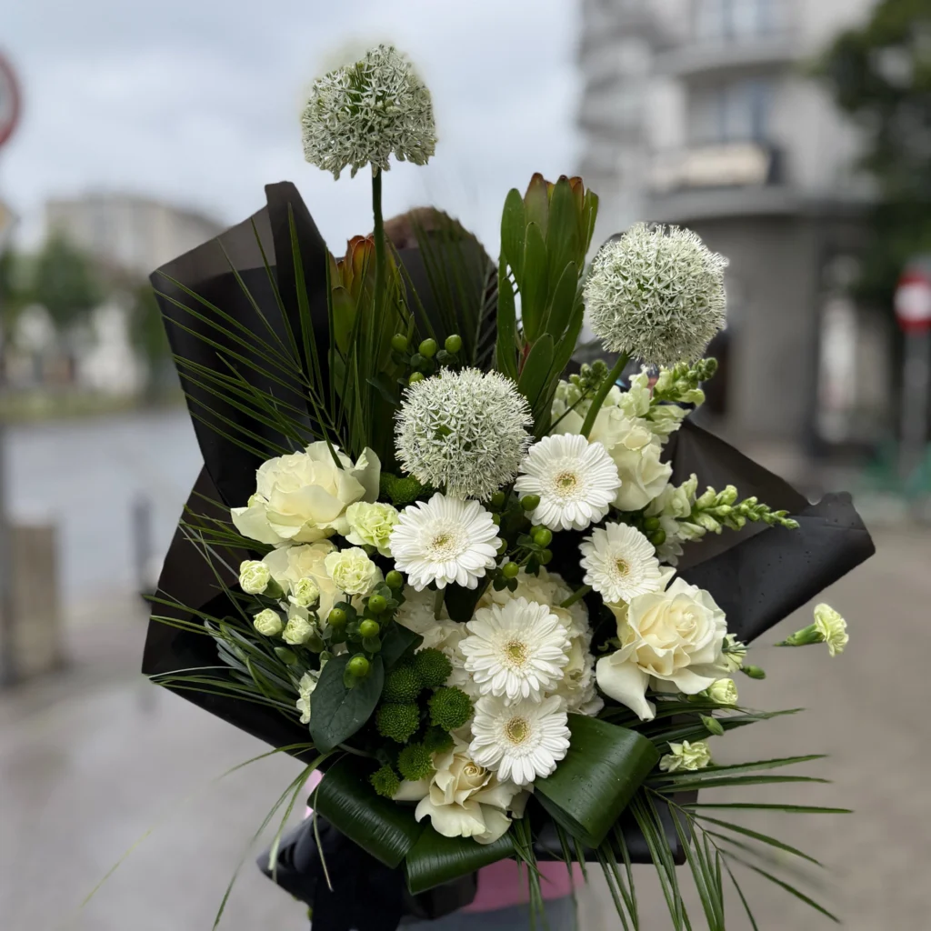 Bukiet kondolencyjny „Biała Pamięć” — Kwiaciarnia Miłość Warszawa